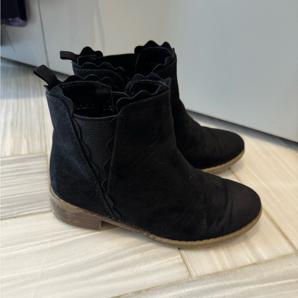 Gap girls Black Suede Scalloped Bootie size 11 - Picture 3 of 3